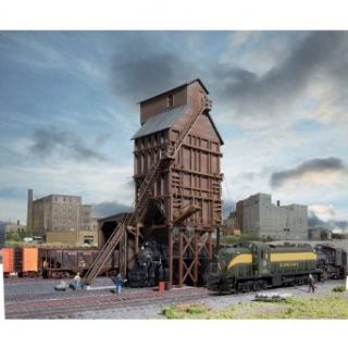Walthers Cornerstone Series&#174 N Scale Wood Coaling Tower   Kit 3 5/8 x 2 1/4 x 6 1/2" 9.2 x 5.7 x 16.5cm Toys & Games
