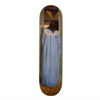 Intérieur, femme en bleu fouillant dans une armoir skateboard decks