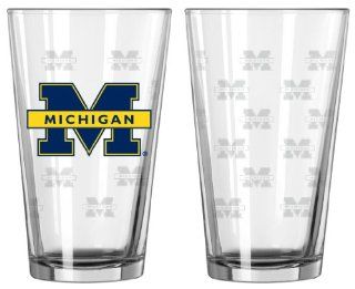 Michigan Wolverines Satin Etch Pint Glass Set  Beer Glasses  Sports & Outdoors