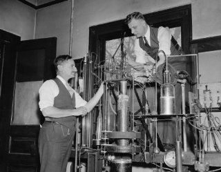 1938 photo Government experts discover "perpetual" electrical current. Washin a4  