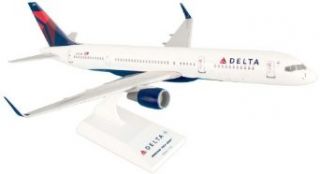 Daron Skymarks Delta 757 200 New Livery Airplane Model Building Kit, 1/150 Scale Toys & Games