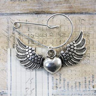 wings and heart brooch by zamsoe