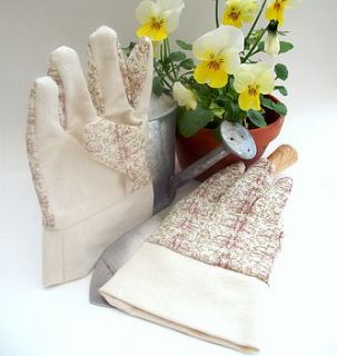 child's gardening gloves by live it green company