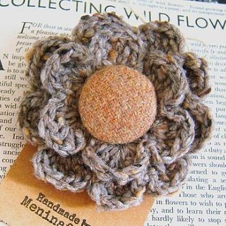 handmade tweed flower brooch by meninafeliz