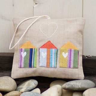 applique three beach huts lavender sachet by clothkat