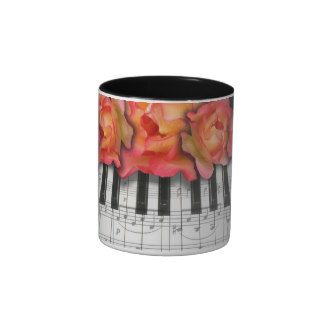 Rosas del teclado de piano y notas de la música taza de café de