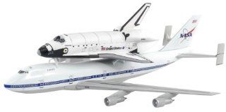 Dragon Models 1/400 Space Shuttle "Discovery" With Boeing 747 Transporter Toys & Games