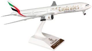 Daron Skymarks Emirates 777 300ER Airplane Model Building Kit with Gear, 1/200 Scale Toys & Games