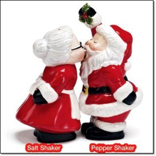 Avon Santa and Mrs Clause Kissing Salt and Pepper Shakers Kitchen & Dining