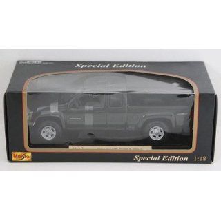 Maisto Special Edition 118 2004 GMC Canyon (color received may be blue or green) Toys & Games
